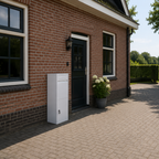 Witte BunnyBox Home naast de voordeur van een woning met bakstenen gevel